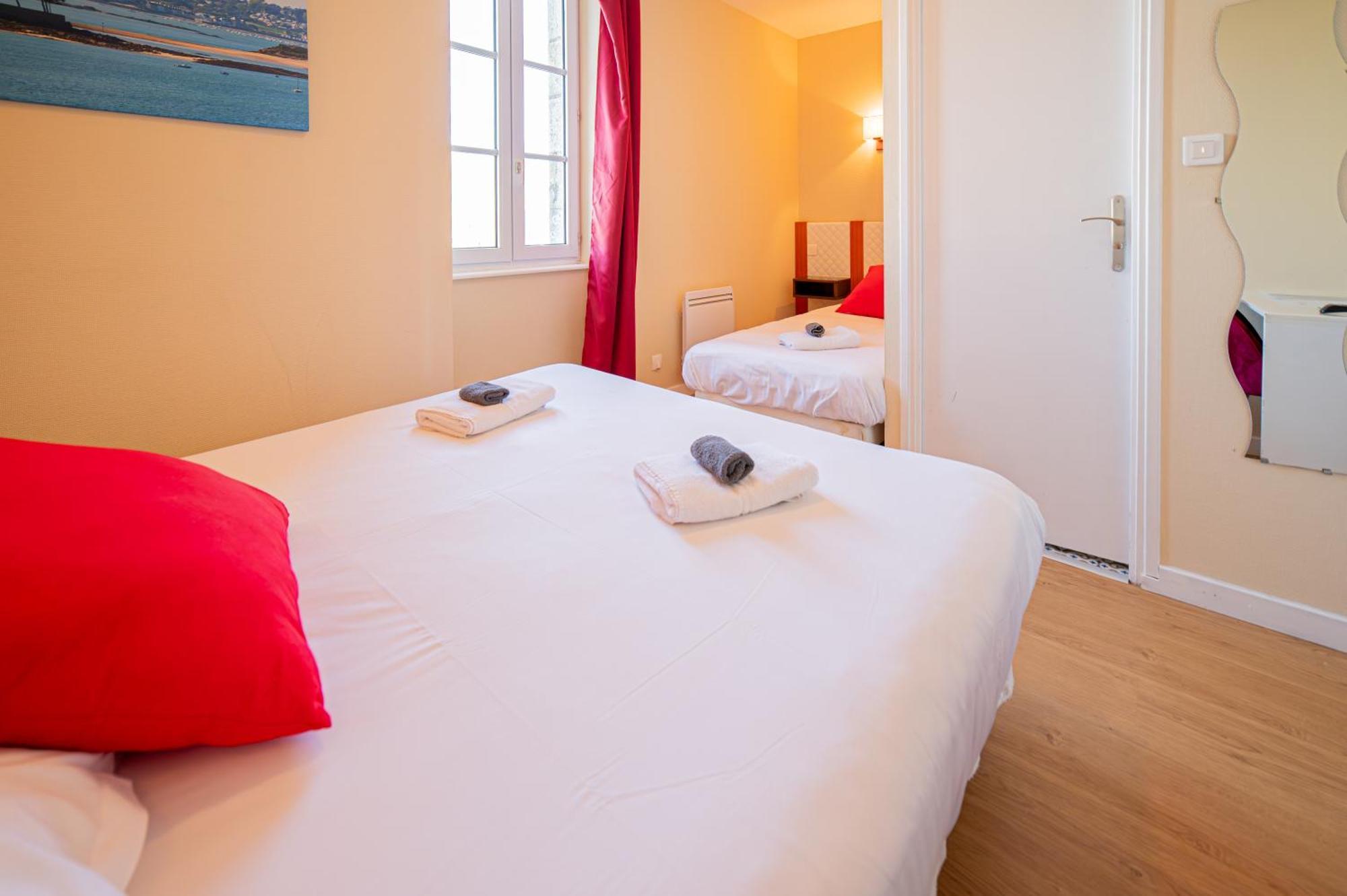 Hotel De La Mairie Saint-Pol-de-Leon Bagian luar foto